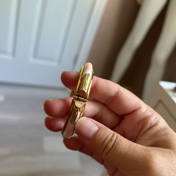 4/$100 tropical Elegant Gold and shell Bangle Bracelet 🐚 - Picture 8 of 9